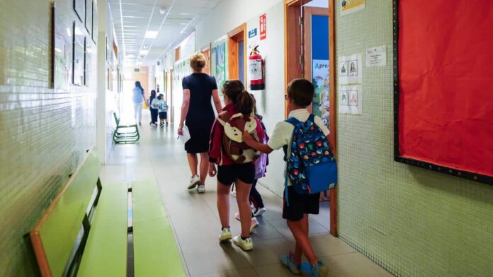 Alumnos siguiendo a la profesora