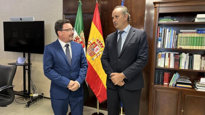 El consejero Miguel López-Valverde durante la reunión en Mérida con su homólogo extremeño