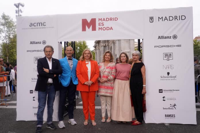 La la vicealcaldesa y portavoz municipal, Inma Sanz, acompañada por las delegadas de Economía, Innovación y Hacienda, Engracia Hidalgo, y de Cultura, Turismo y Deporte, Marta Rivera de la Cruz, en la inauguración de la Semana