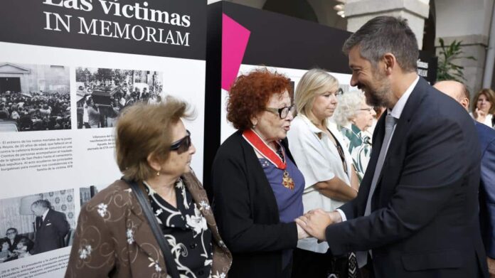 El consejero Miguel Ángel García Martín durante la inauguración de la exposición Cincuenta imágenes para la memoria