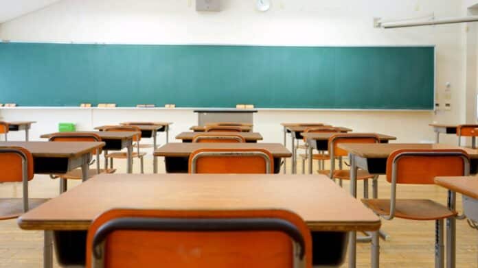 Los escritorios de un aula 