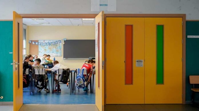 Clase de un colegio con alumnos
