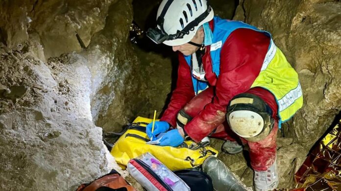 Un sanitario de SUMMA 112 en el interior de la cueva