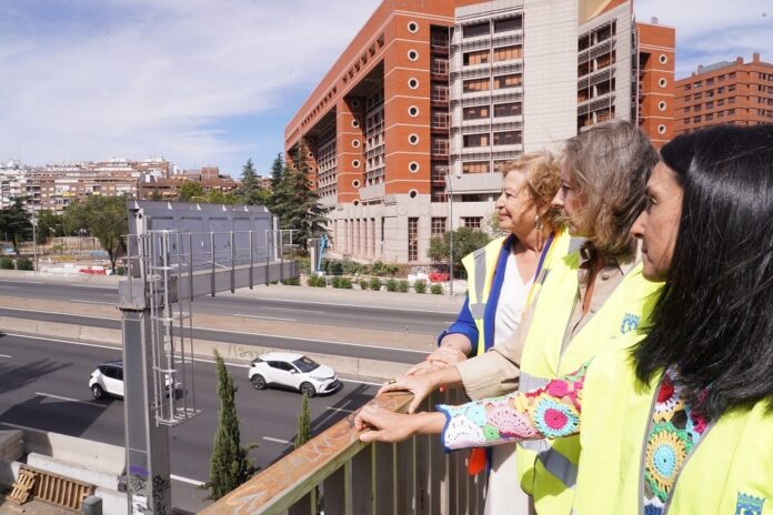 Paloma García Romero (izquierda) y Cayetana Hernández de la Riva (centro) visitan los trabajos de sustitución de la pasarela peatonal de la A-2