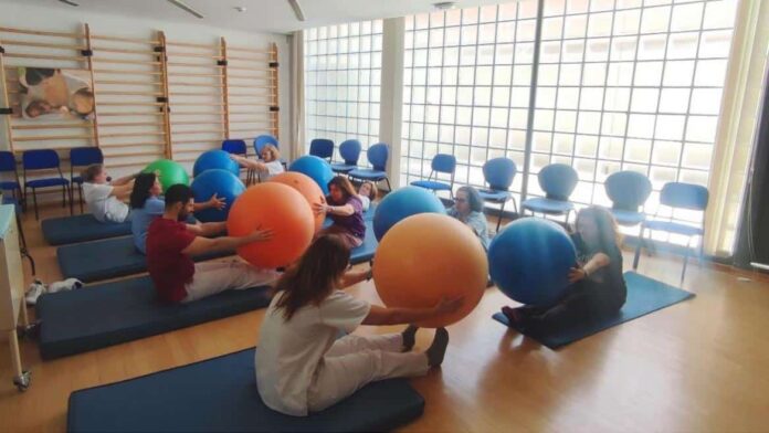 Sesión de grupo con fisioterapeutas en el Centro de Salud Alicante