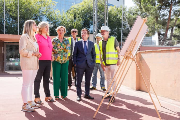 De izquierda a derecha: Nadia Álvarez, Inma Sanz, Paloma García Romero y José Luis Martínez-Almeida revisan el proyecto de reforma del campo de fútbol García de la Mata