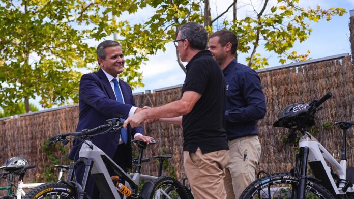 El consejero Jorge Rodrigo durante la visita a la exposición de vehículos eléctricos de la empresa Bewatt