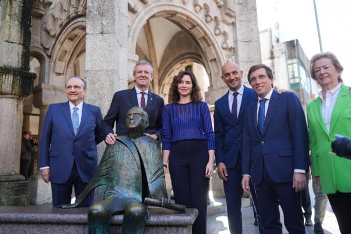 El alcalde de Madrid con el presidente de la Xunta de Galicia, Alfonso Rueda; la presidenta de la Comunidad de Madrid, Isabel Díaz Ayuso, y el alcalde del municipio pontevedrés, Alejandro Lorenzo