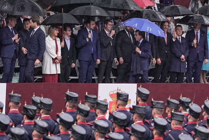 Almeida a su llegada a las gradas para ver el desfile por el Día de la Hispanidad