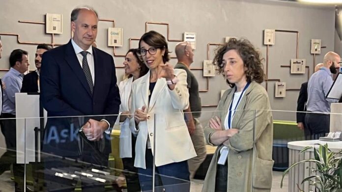 El consejero Miguel López-Valverde durante la firma de un acuerdo de colaboración con Amazon Web Services