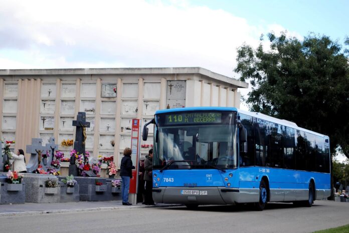 Imagen de archivo de un autobús de EMT Madrid junto al cementerio de La Almudena.