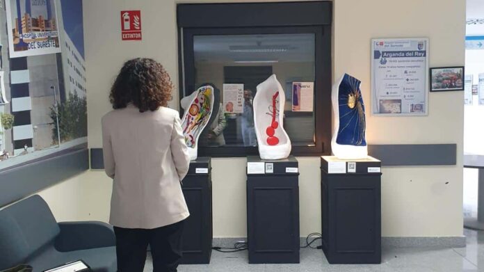 Mujer observando esculturas en una exposición