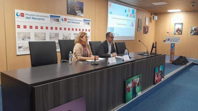 La gerente de Atención Primaria y el gerente del Hospital del Henares, en la mesa inaugural