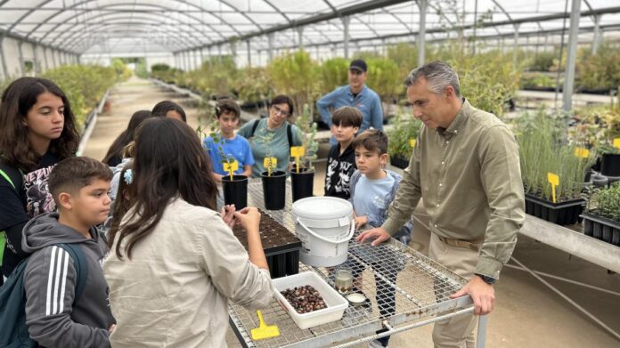 El consejero Carlos Novillo durante su visita al aula ambiental La Isla Forestal
