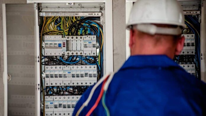 Trabajador con cuadro eléctrico