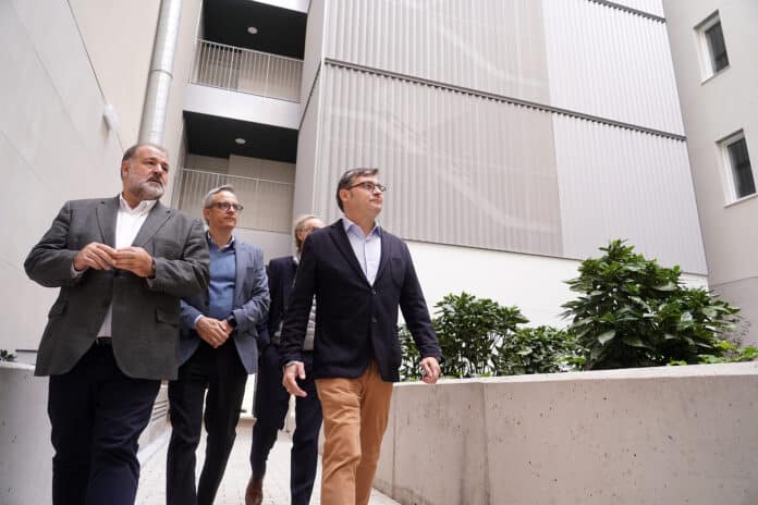 Álvaro González (derecha) y Ángel Ramos (izquierda) visita la promoción de viviendas Cañaveral 6