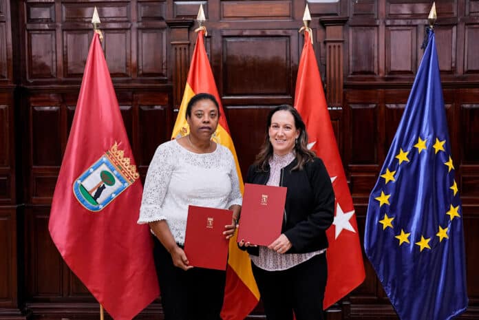 La coordinadora general de la Alcaldía, Inmaculada Sánchez-Cervera (derecha), y la presidenta de FAPROMED, Urbania Rondón (izquierda), posan tras la firma del convenio de colaboración
