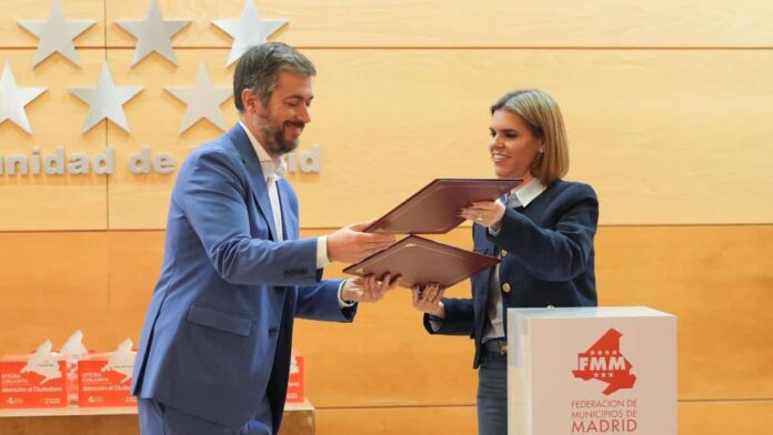 El consejero García Martín y la presidenta de la Federación de Municipios de Madrid