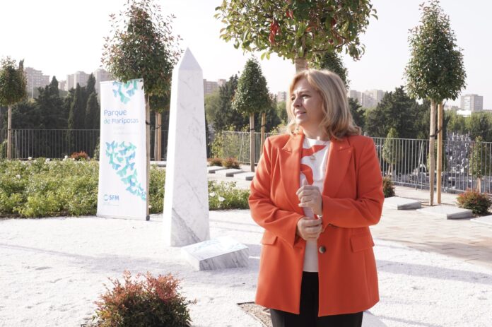 La vicealcaldesa y delegada de Seguridad y Emergencias, Inma Sanz, durante su visita al parque de Mariposas en el Cementerio de la Almudena.