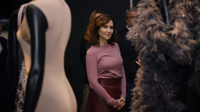 La presidenta viendo la exposición