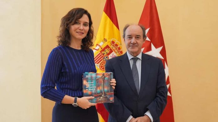 La presidenta recibe la Memoria