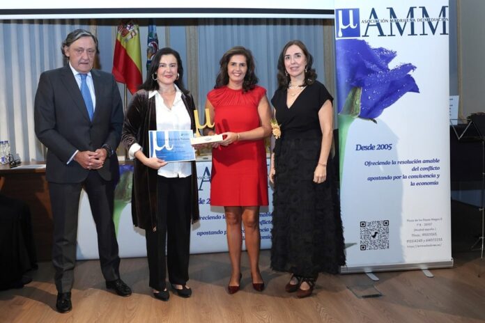 Ana de Miguel, directora general de Relaciones Institucionales y Proyectos Estratégicos, recogiendo el premio