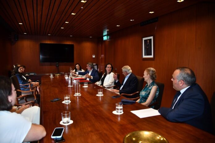 Han rubricado el acuerdo la coordinadora general de la Alcaldía, Inmaculada Sánchez-Cervera, y el presidente de la Cámara de Comercio, Ángel Asensio