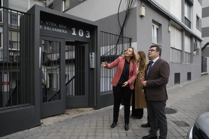 El delegado de Políticas de Vivienda, Álvaro González, visitando una de las 15 viviendas monitorizadas en un edificio residencial del distrito de Carabanchel