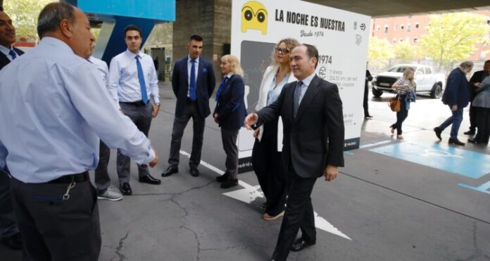 Borja Carabante asiste al 50 aniversario del nacimiento de la red nocturna de autobuses municipales, los ‘búhos’