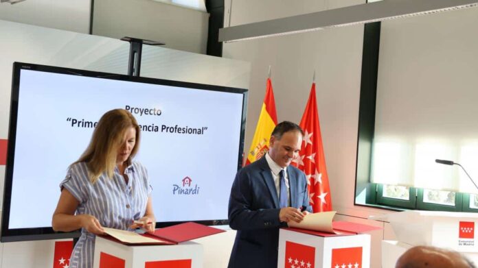 La consejera Ana Dávila durante la firma de un programa con la Federación de Plataformas Sociales Pinardi