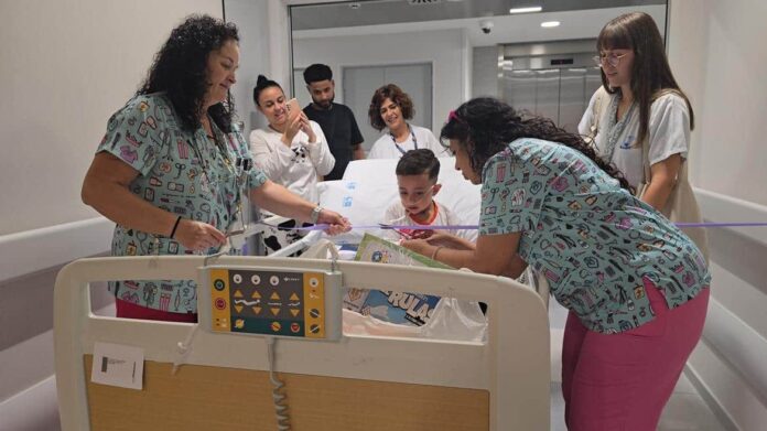 El primer paciente corta una cinta para acceder a la nueva planta de hospitalización