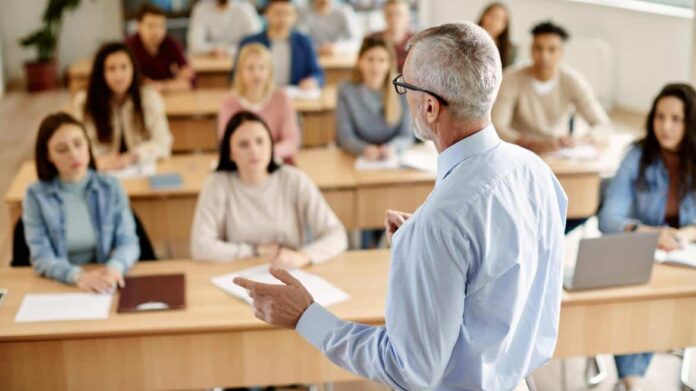 Profesores impartiendo clase