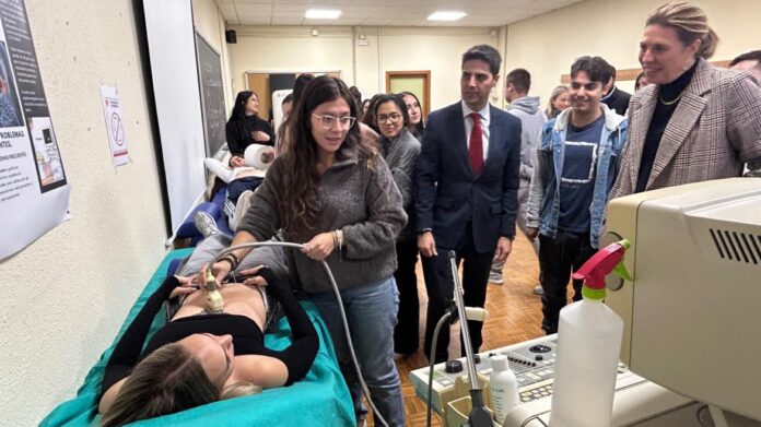 El consejero Emilio Viciana durante su visita al instituto público San Juan de la Cruz de Pozuelo de Alarcón