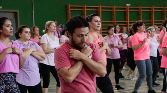 Pacientes, familiares y profesionales sanitarios participando en la VI Master Class de Zumba 2024