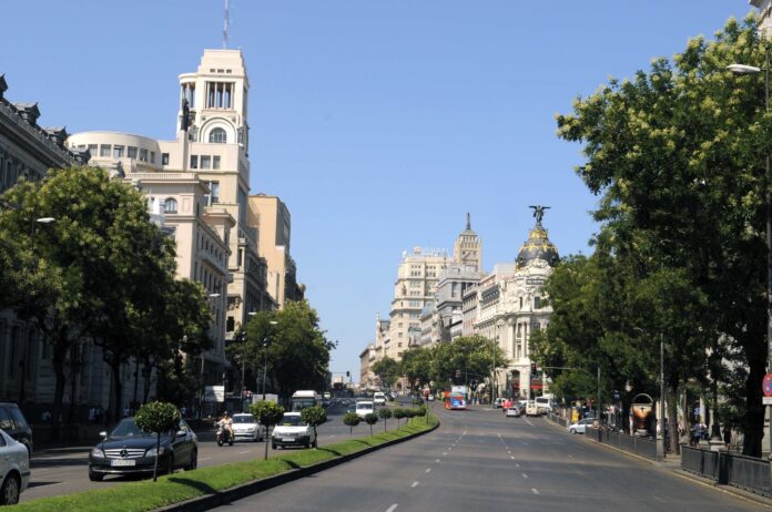 Foto de archivo de tráfico en la calle de Alcalá vista desde la plaza de Cibeles 