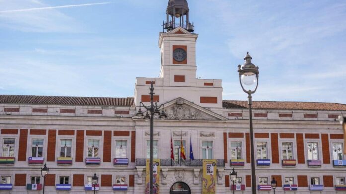 Vista de la Real Casa de Correos engalanada con las banderas de las 22 nacionalidades participantes en Hispanidad 2024 