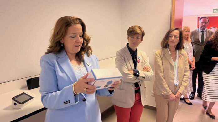 La consejera Fátima Matute durante su visita al nuevo Hospital de Día para adolescentes