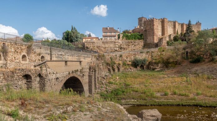 El Consejo de Gobierno ha autorizado hoy destinar otros 16 millones de euros para mejorar la estética de los pueblos