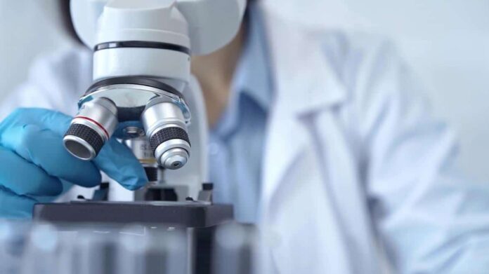 Profesional trabajando en el Laboratorio Clínico Central 