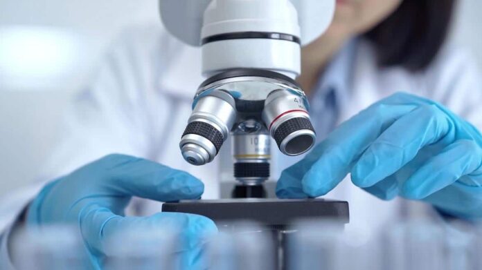 Científico en laboratorio