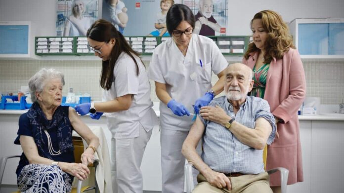 La consejera Fátima Matute durante su visita a una consulta de Enfermería del Centro de Salud Somosaguas en Pozuelo de Alarcón