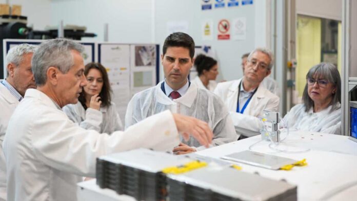 El consejero Emilio Viciana durante su visita al Instituto de Estudios Avanzados IMDEA Energía