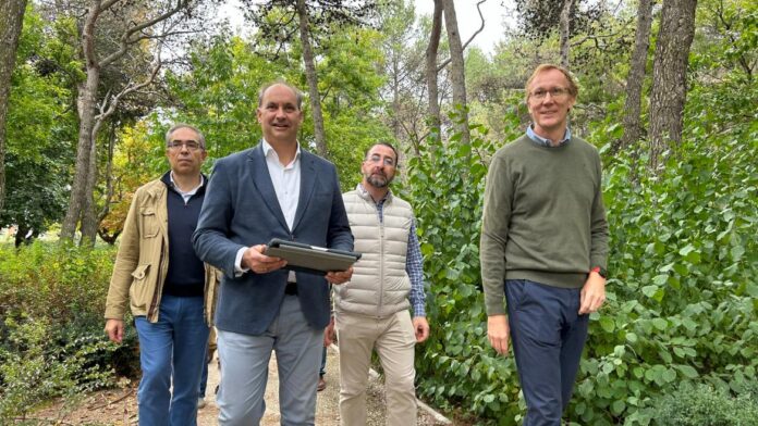 Miguel López-Valverde en Colmenar Viejo comprobando el sistema de IA para la gestión de zonas verdes