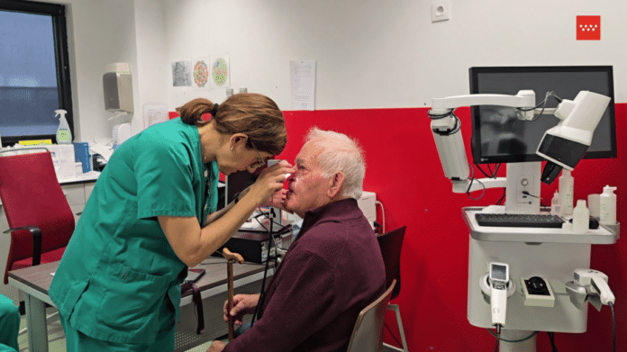Sanitaria realizando una terapia de Medicina Nuclear para el tratamiento del cáncer de piel no melanoma