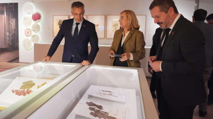 Los consejeros Carlos Novillo y Mariano de Paco Serrano en la exposición Madrid también se bebe Una historia del vino