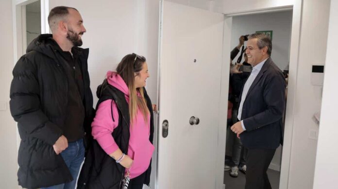 El consejero Jorge Rodrigo durante la entrega de las llaves de 154 viviendas del Plan Vive en Alcalá de Henares