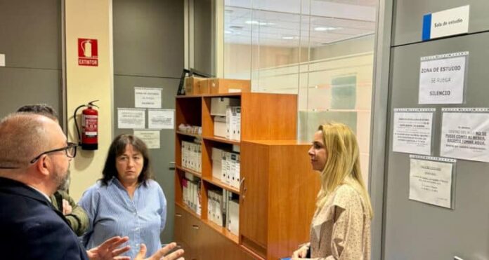 La concejala de Ciudad Lineal, Nadia Álvarez, durante la visita al Centro Sociocultural Siena