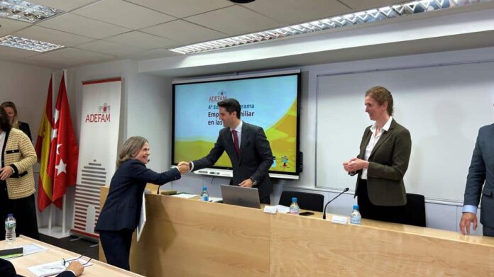 El consejero Emilio Viciana entrega diplomas del Programa Empresa Familiar en las Aulas