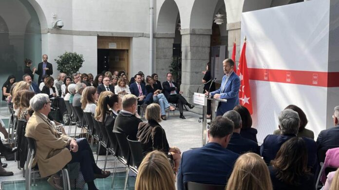 El consejero Miguel Ángel García Martín durante la recepción de los primeros expertos facilitadores de España