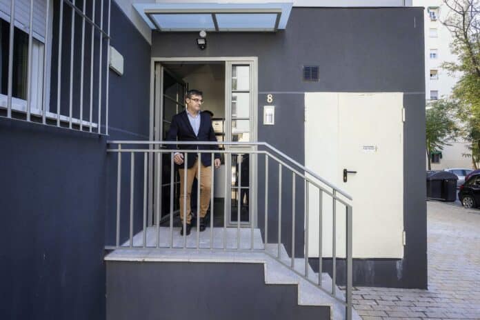 El delegado de Políticas de Vivienda y presidente de la Empresa Municipal de la Vivienda y Suelo (EMVS Madrid), Álvaro González, durante su visita a un edificio rehabilitado en Villaverde